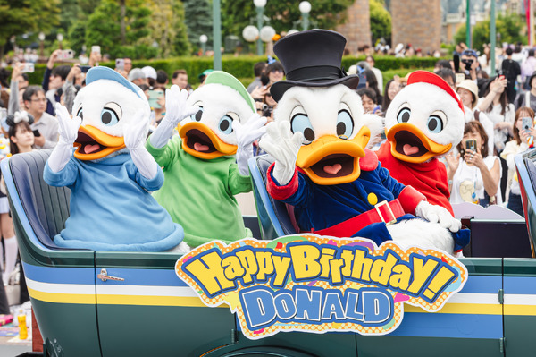 ドナルドのバースデーをパレードルートで一緒にお祝い！ 「ドナルドのバースデーグリーティング」お披露目