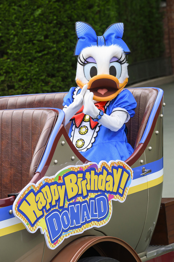 ドナルドのバースデーをパレードルートで一緒にお祝い！ 「ドナルドのバースデーグリーティング」お披露目