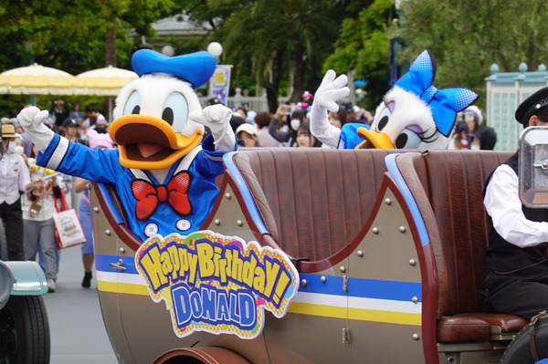 ドナルドのバースデーをパレードルートで一緒にお祝い！ 「ドナルドのバースデーグリーティング」お披露目