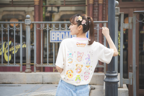 T シャツ(M/L) 各3,700 円ショルダーバッグ 3,900 円ヘアクリップ 各1,300 円※全7種類を揃えることができる セットも販売します。