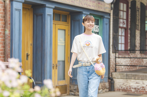 T シャツ(M/L) 各3,700 円ショルダーバッグ 3,900 円ヘアクリップ 各1,300 円※全7種類を揃えることができる セットも販売します。