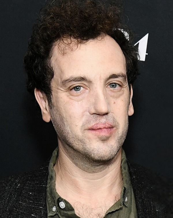 『顔を捨てた男』アーロン・シンバーグ監督　© 2023 FACES OFF RIGHTS LLC. ALL RIGHTS RESERVED.