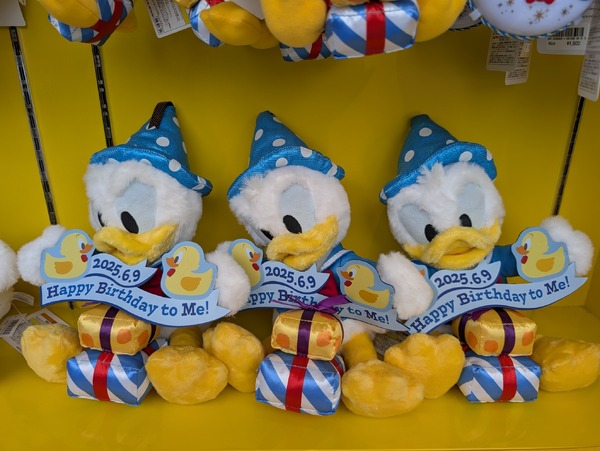 ドナルドのバースデーをお祝いするデコレーションやグッズも登場！1日1回、期間限定のグリーティングドライブ