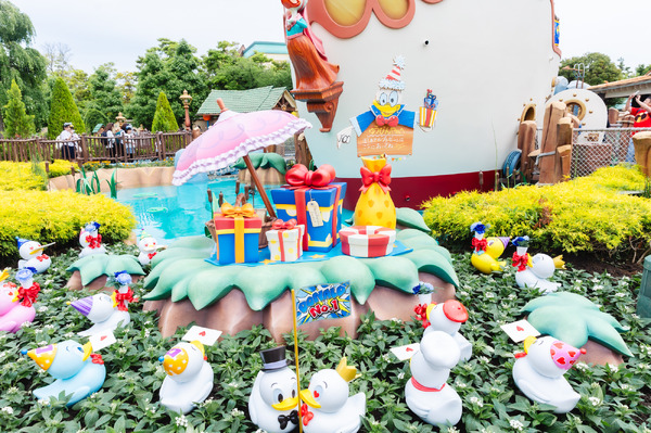 ドナルドのバースデーをお祝いするデコレーションやグッズも登場！1日1回、期間限定のグリーティングドライブ