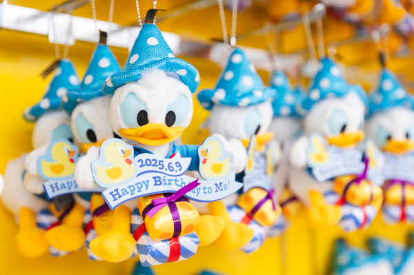 ドナルドのバースデーをお祝いするデコレーションやグッズも登場！1日1回、期間限定のグリーティングドライブ