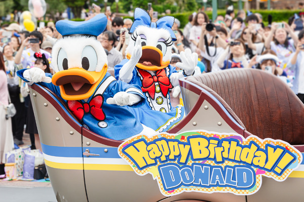 ドナルドのバースデーをお祝いするデコレーションやグッズも登場！1日1回、期間限定のグリーティングドライブ