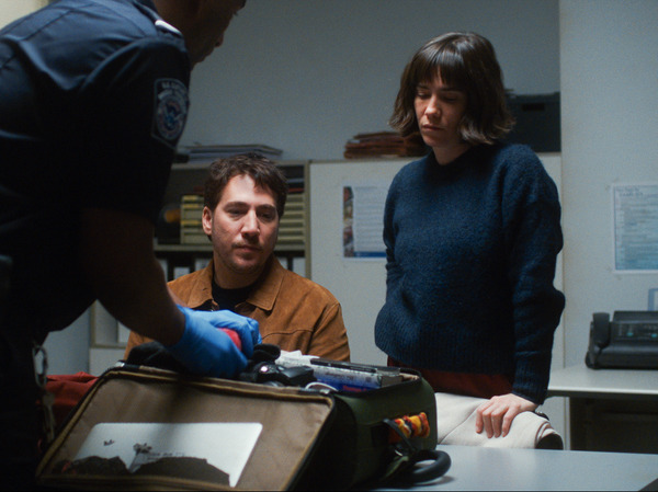 『入国審査』© 2022 ZABRISKIE FILMS SL, BASQUE FILM SERVICES SL, SYGNATIA SL, UPON ENTRY AIE