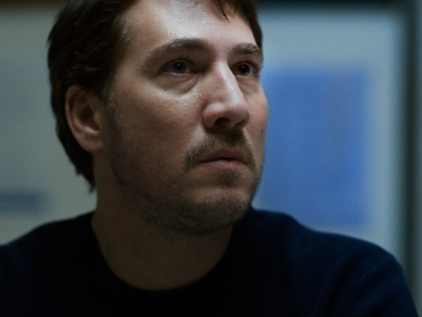 『入国審査』© 2022 ZABRISKIE FILMS SL, BASQUE FILM SERVICES SL, SYGNATIA SL, UPON ENTRY AIE