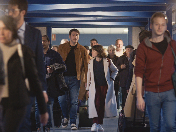 『入国審査』© 2022 ZABRISKIE FILMS SL, BASQUE FILM SERVICES SL, SYGNATIA SL, UPON ENTRY AIE