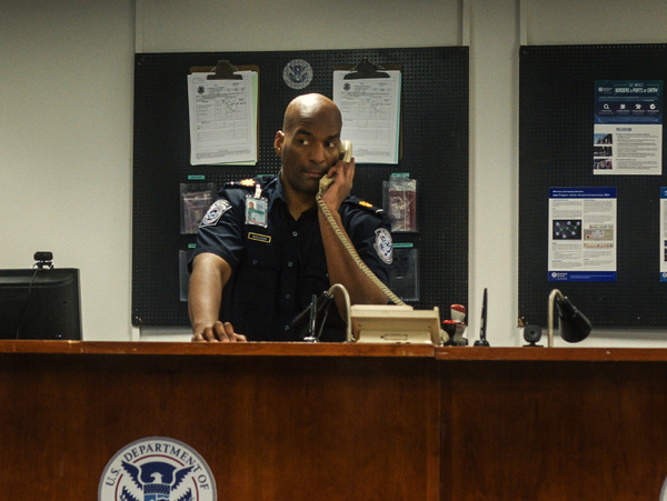 『入国審査』© 2022 ZABRISKIE FILMS SL, BASQUE FILM SERVICES SL, SYGNATIA SL, UPON ENTRY AIE