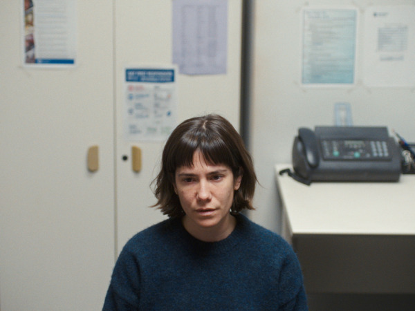 『入国審査』© 2022 ZABRISKIE FILMS SL, BASQUE FILM SERVICES SL, SYGNATIA SL, UPON ENTRY AIE