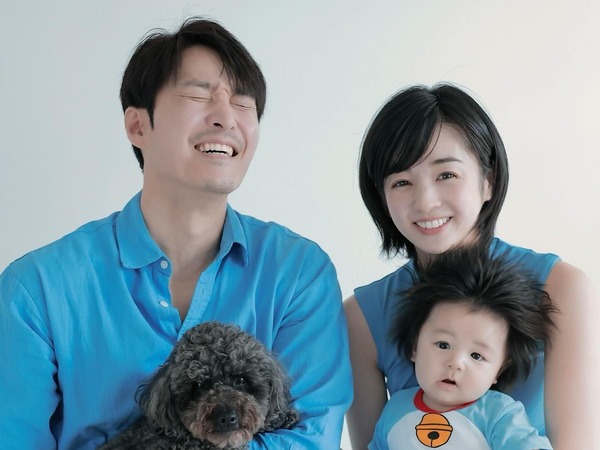 俳優シム・ヒョンタクの“18歳年下”日本人妻・サヤさん、愛息の生後100日記念家族写真を公開！【PHOTO】
