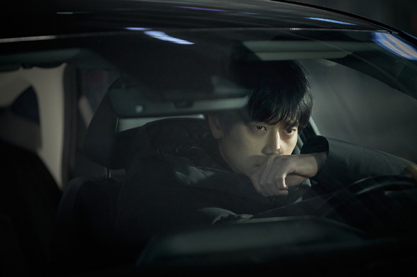 『プロット 殺人設計者』© 2024 NEXT ENTERTAINMENT WORLD & ZIP CINEMA. All Rights Reserved.