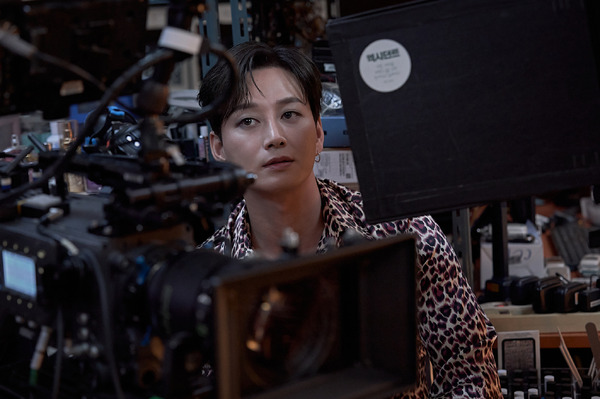 『プロット 殺人設計者』オフショット© 2024 NEXT ENTERTAINMENT WORLD & ZIP CINEMA. All Rights Reserved.