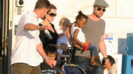 一家そろったところを見るのは久しぶり？　ブランジェリーナの一家団欒 -(C) Splash/AFLO