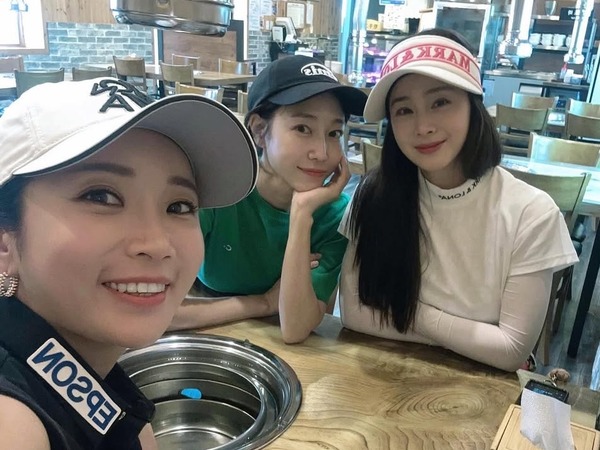 45歳!?キム・テヒ、美脚＆若々しさに驚きの声…義妹イ・ボミらと“美女ゴルフ会”を満喫【PHOTO】
