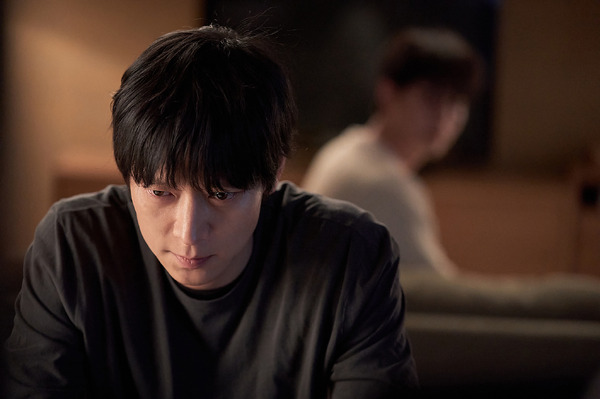 『プロット 殺人設計者』© 2024 NEXT ENTERTAINMENT WORLD & ZIP CINEMA. All Rights Reserved.