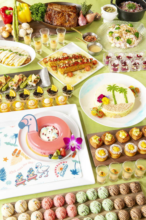 ディズニーアンバサダーホテルと東京ディズニーランドホテルの一部のレストランでは、夏らしいデザインの“SUNNY SUNNY Summer” をテーマにしたスペシャルメニューを提供