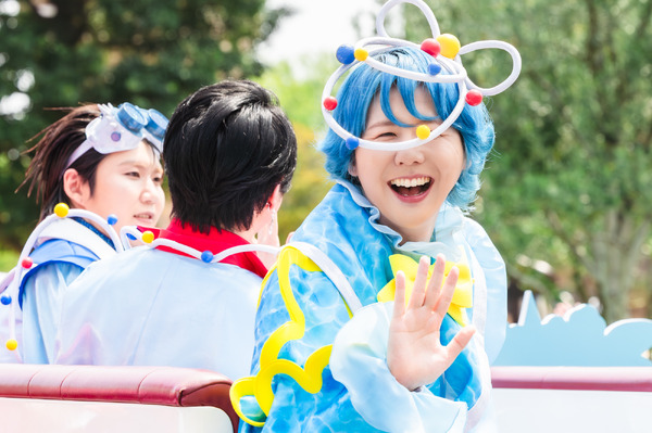 Mrs. GREEN APPLEがサプライズでパレード登場！夏イベ「サマー・クールオフat Tokyo Disney Resort」明日開幕