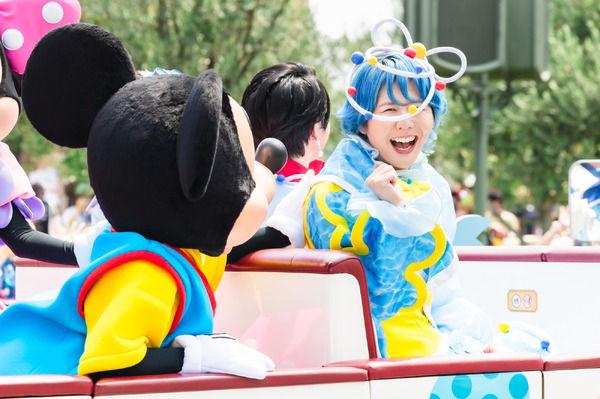 Mrs. GREEN APPLEがサプライズでパレード登場！夏イベ「サマー・クールオフat Tokyo Disney Resort」明日開幕