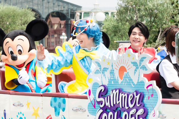 Mrs. GREEN APPLEがサプライズでパレード登場！夏イベ「サマー・クールオフat Tokyo Disney Resort」明日開幕