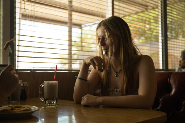 『愛はステロイド』© 2023 CRACK IN THE EARTH LLC; CHANNEL FOUR TELEVISION CORPORATION ALL RIGHTS RESERVED