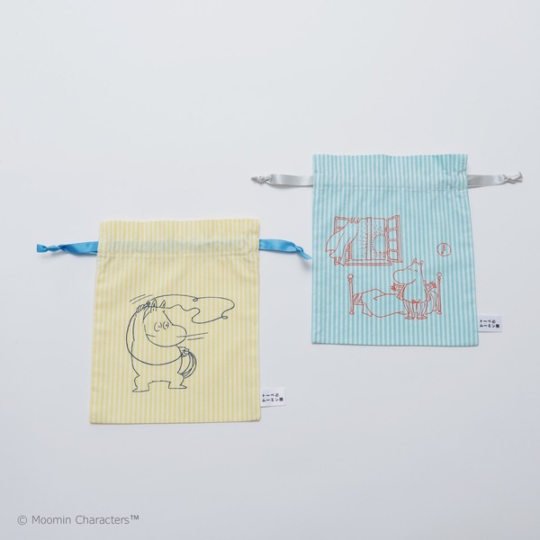 ストライプ巾着　各1,320円「トーベとムーミン展～とっておきのものを探しに～」