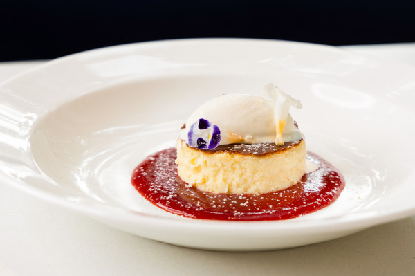 しあわせなアルプスチーズケーキ1,100円（カフェアンドバー ビー）©ZUIYO 「アルプスの少女ハイジ」公式HP www.heidi.ne.jp