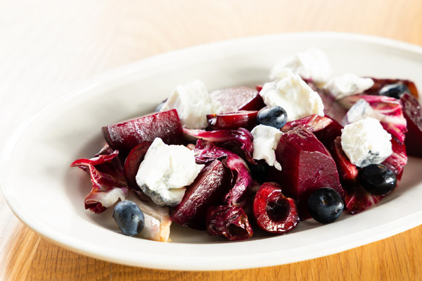 ヤギのチーズとレッドビーツのサラダ1500円(オルビー)©ZUIYO 「アルプスの少女ハイジ」公式HP www.heidi.ne.jp