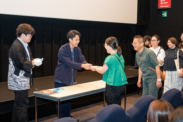 【福岡キャラバン】名刺配布『宝島』©真藤順丈／講談社　©2025「宝島」製作委員会