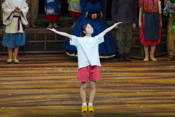 舞台「千と千尋の神隠し」　上海公演 7/16初日カーテンコール