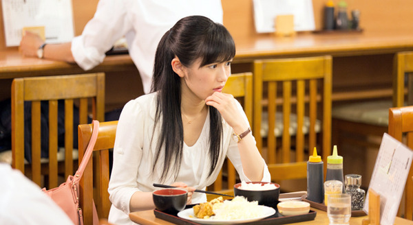 定食屋で何やら真剣な表情の渡辺麻友／「AKB48ショートストーリー（仮）」