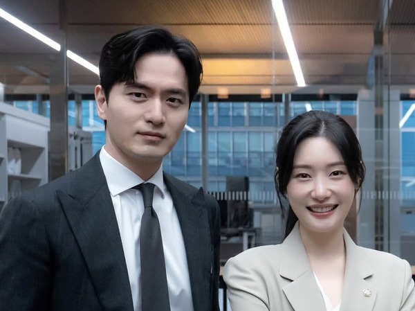 Netflix新作『エスクワイア』は、「鬼上司」と「やる気満々の新人」が織りなす“共感必至”オフィスドラマ！