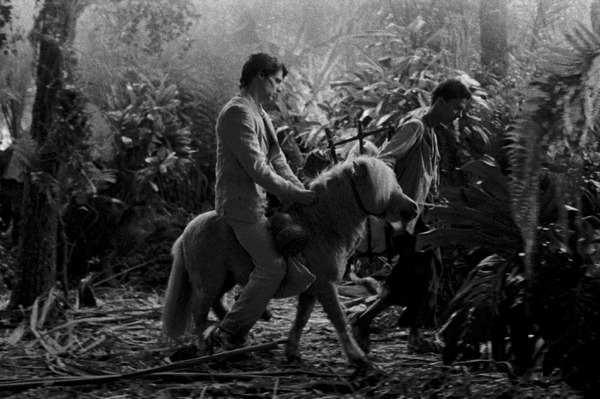 『グランドツアー』© 2024 – Uma Pedra No Sapato – Vivo film – Shellac Sud – Cinéma Defacto