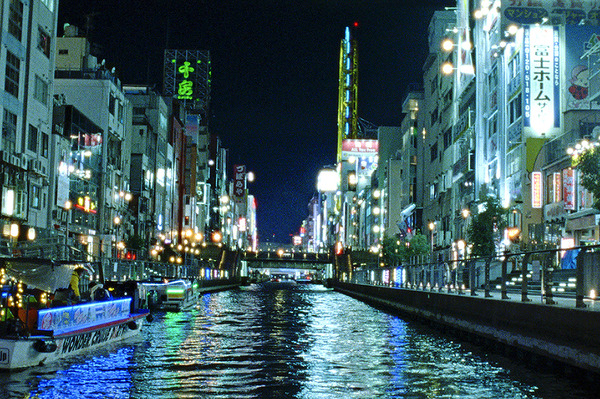 『グランドツアー』© 2024 – Uma Pedra No Sapato – Vivo film – Shellac Sud – Cinéma Defacto