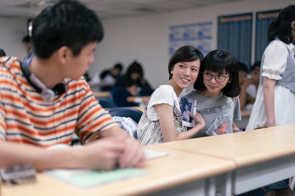 『ひとつの机、ふたつの制服』　Renaissance Films Limited （C）2024 All Rights Reserved.