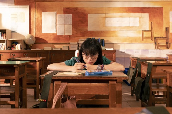 『ひとつの机、ふたつの制服』　Renaissance Films Limited （C）2024 All Rights Reserved.