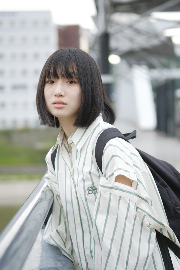 柳明日菜『レイニー ブルー』　（C）映画「レイニーブルー」製作委員会