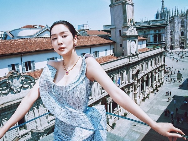 “19禁時代劇”『元敬』主演チャ・ジュヨン、ミラノに降臨…大胆ドレス姿に視線集中！