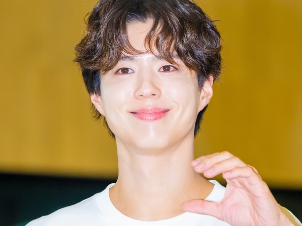 パク・ボゴムが涙と笑顔で届けた約束の夜、真心を歌に込めたファンミーティングのすべて