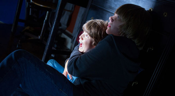 『ダークスカイズ』 -(C) 2013 ALLIANCE FILMS (UK) DARK SKIES LIMITED All Rights Reserved.