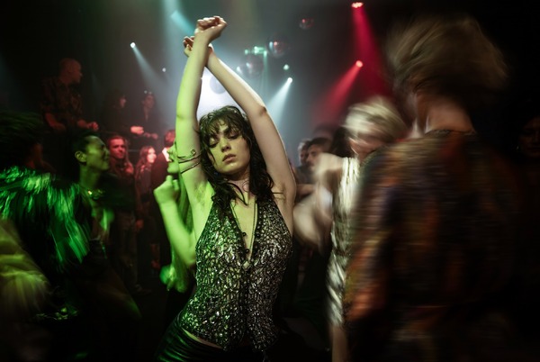 『タンゴの後で」2024 © LES FILMS DE MINA / STUDIO CANAL / MOTEUR S’IL VOUS PLAIT / FIN AOUT