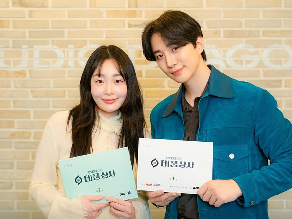 2PMジュノ主演ドラマ『台風商社』の台本読み合わせの様子。1997年の“熱いサバイバル”に注目！