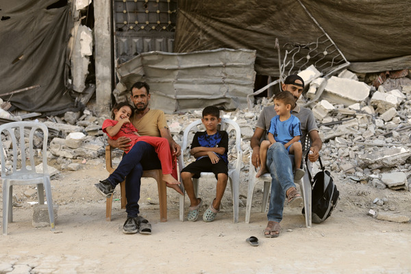 『手に魂を込め、歩いてみれば』©Fatma Hassona