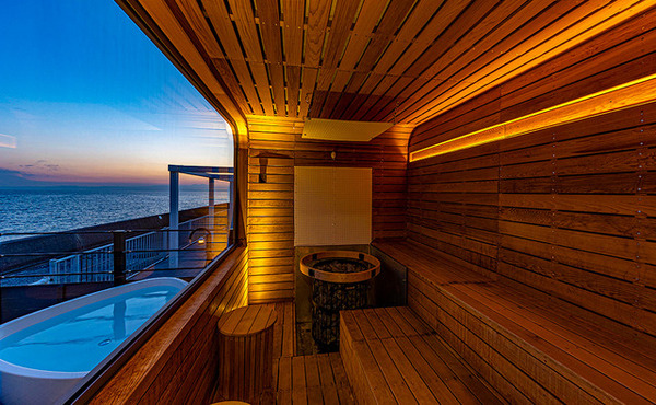 幻想的なサンセットも独占できる、1棟貸し切りのオーシャンサウナ