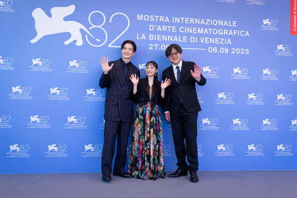 『果てしなきスカーレット』フォトコール　ⓒKAZUKO WAKAYAMA