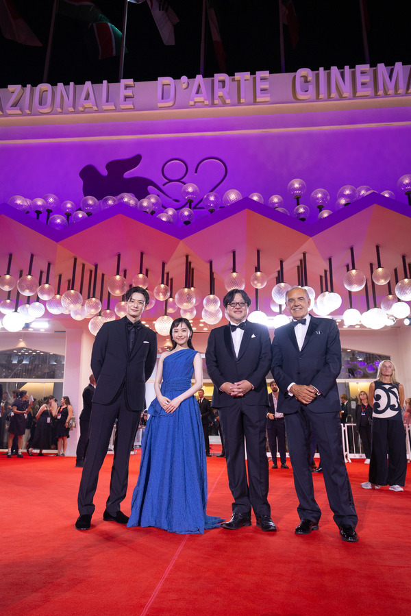 『果てしなきスカーレット』ヴェネチア国際映画祭レッドカーペット