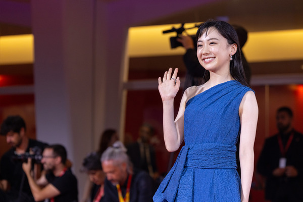 『果てしなきスカーレット』ヴェネチア国際映画祭レッドカーペット