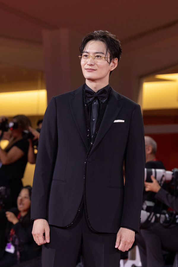 『果てしなきスカーレット』ヴェネチア国際映画祭レッドカーペット