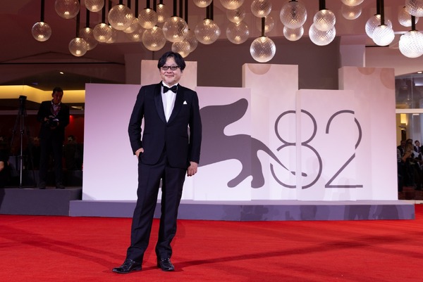 『果てしなきスカーレット』ヴェネチア国際映画祭レッドカーペット